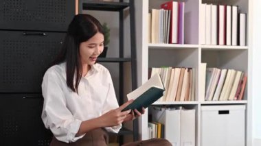 Mutlu milenyum kadınları rahat bir oturma odasında oturup masal okuyup, hafta sonunun keyfini çıkarıyorlar..