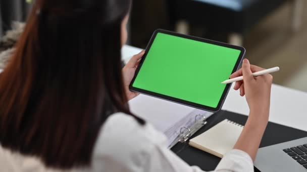 Vista Sobre Ombro Jovem Empresária Usando Tablet Digital Mesa Trabalho — Vídeo de Stock