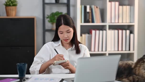 Jovem Estudante Focada Olhando Para Tela Laptop Escrevendo Notas Conceito — Vídeo de Stock