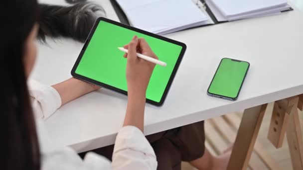 Visão Acima Jovem Freelancer Usando Tablet Digital Segurando Caneta Caneta — Vídeo de Stock