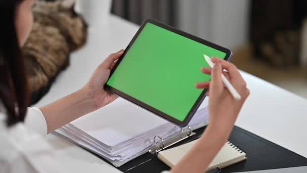 Vista Sobre Ombro Jovem Empresária Usando Tablet Digital Mesa Trabalho — Vídeo de Stock