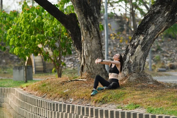 Aktif Beyaz Kadın Nehir Kenarında Esneme Egzersizleri Yapıyor Sağlıklı Yaşam — Stok fotoğraf