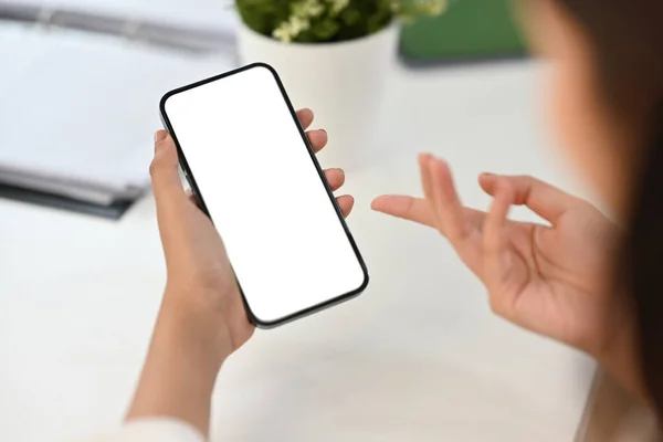 Zamknij Widok Kobiety Trzymającej Smartfon Nad Biurkiem Biały Pusty Ekran — Zdjęcie stockowe