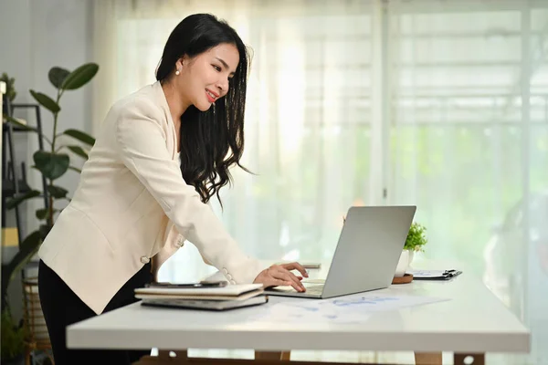 Gorgeous Young Businesswoman Standing Workstation Using Laptop Computer — Stock Photo, Image