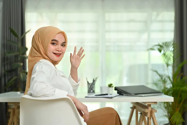 Positif Asiatique Musulmane Travailleur Dans Hijab Agitant Main Caméra Saluant — Photo