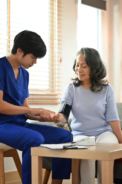 訪問中に血圧を測定医師の高齢女性 高齢者医療と在宅医療サービスの概念 — ストック写真