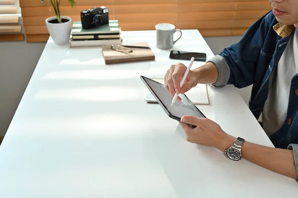 Modern Ofisinde Oturan Dijital Tablet Üzerinde Tasarım Projesi Üzerinde Çalışan — Stok fotoğraf