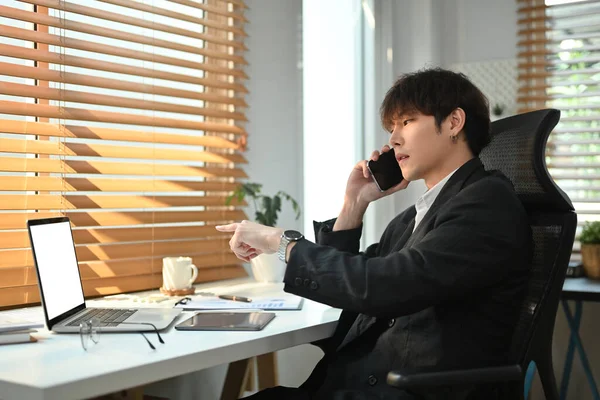 사무실에서 통화를 노트북 컴퓨터 화면을 아시아 사업가 — 스톡 사진