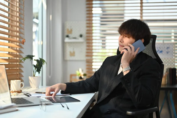 Asyalı Erkek Pazarlama Müdürü Müşteriye Danışıyor Cep Telefonuyla Konuşuyor Dizüstü — Stok fotoğraf