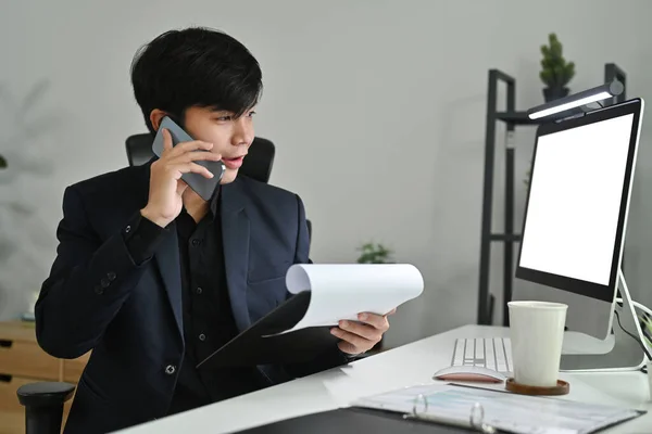 Resmi Olarak Yakışıklı Milenyum Girişimcisi Ofisinde Çalışırken Cep Telefonuyla Konuşuyor — Stok fotoğraf
