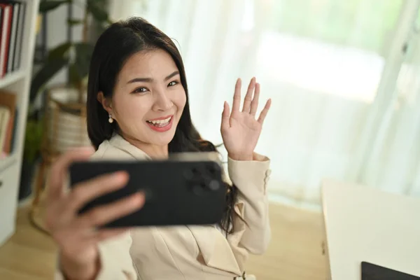 성격의 여자는 집에서 휴식을 취하고 전화로 비디오 통화를 사람들 의사소통 — 스톡 사진