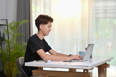 Genç yaratıcı adam, UX tasarımcısı uygulama tasarımı ve kullanıcı arayüzü üzerinde çalışıyor, iş yerinde mobil uygulama geliştiriyor.