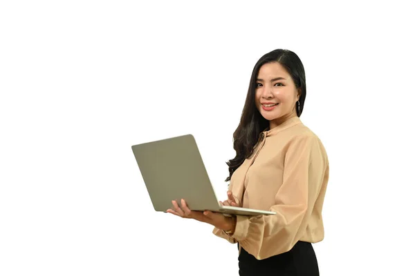 Πορτρέτο Της Ασιάτισσας Επιχειρηματία Χρησιμοποιώντας Φορητό Υπολογιστή Στέκεται Απομονωμένο Λευκό — Φωτογραφία Αρχείου