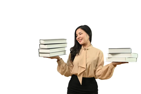 Портрет Счастливой Молодой Женщины Кучей Книг Стоящих Изолированно Белом Фоне — стоковое фото
