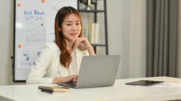 Portrait Young Businesswoman Small Business Owner Working Online Laptop Computer — Stock Photo, Image