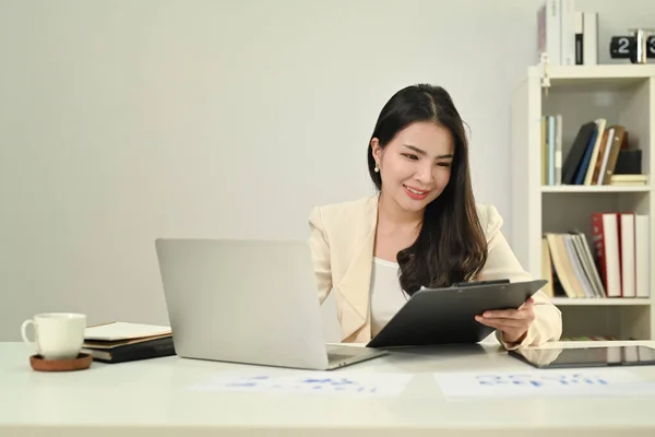 Atraktivní Asijské Podnikatelka Stylovém Obleku Videokonferenční Hovor Virtuální Setkání Notebooku — Stock fotografie
