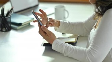 Modern üst düzey kadın cep telefonu kullanıyor, sosyal medyayı kontrol ediyor ya da arkadaşlarına ve ailesine mesaj gönderiyor.. 