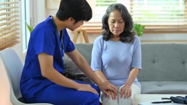 Pozitif genel pratisyen el ele tutuşuyor, yaşlı bir hastayı teselli ediyor yaşlı bir hastaya güvenini dile getiriyor..