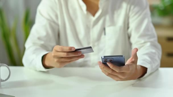 Mãos Homem Segurando Cartão Crédito Smartphone Usando Serviço Bancário Inserindo — Vídeo de Stock