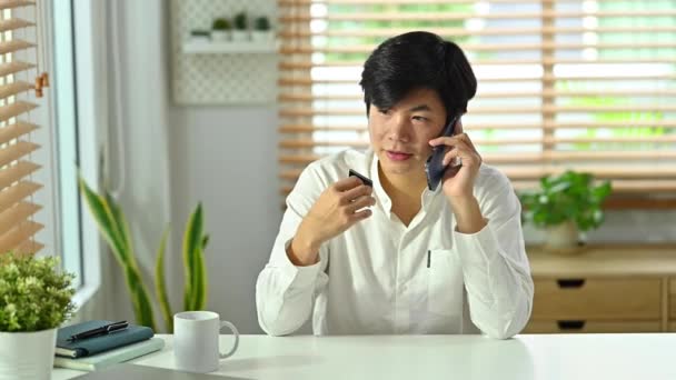 Bonito Empresário Camisa Branca Segurando Cartão Crédito Tendo Conversa Telefônica — Vídeo de Stock
