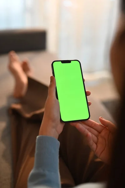 Blisko Widok Kobiety Pomocą Smartfona Relaks Kanapie Domu Zielony Ekran — Zdjęcie stockowe