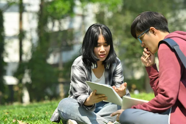 Dois Estudantes Universitários Lendo Livros Preparando Para Exame Enquanto Sob — Fotografia de Stock