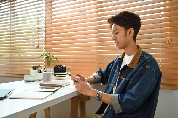 Νεαρός Hipster Άνθρωπος Κάθεται Άνετο Εσωτερικό Γραφείο Στο Σπίτι Και — Φωτογραφία Αρχείου