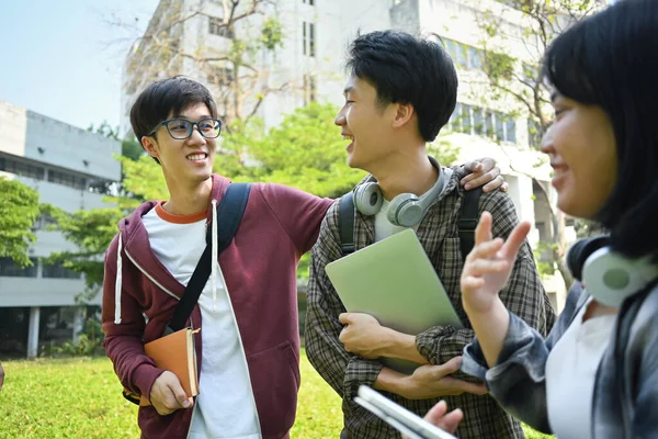 Grupo Estudantes Universitários Alegres Conversando Uns Com Outros Enquanto Vai — Fotografia de Stock