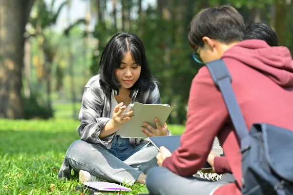 Imagem Estudante Asiática Lendo Livros Com Seus Amigos Parque Verão — Fotografia de Stock