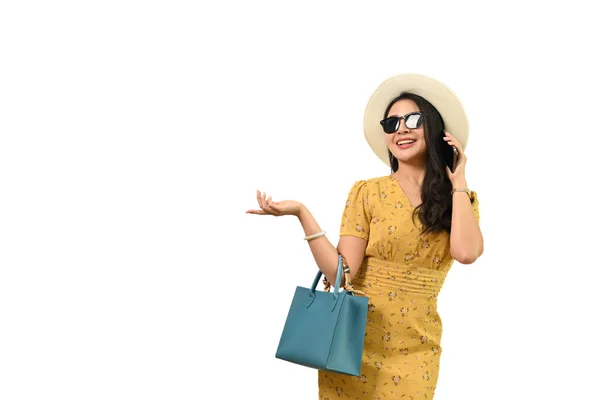 Fröhliche Asiatin Sommerkleidung Und Sonnenbrille Steht Auf Weißem Hintergrund Und — Stockfoto