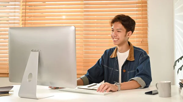 Bild Von Asiatischen Mann Smart Casual Trägt Laptop Home Office — Stockfoto