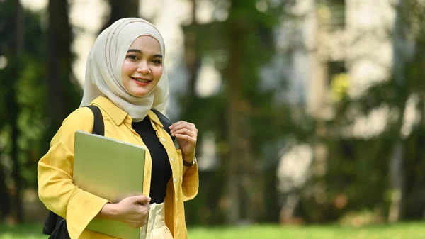 Mahasiswa Muslim Yang Tersenyum Sambil Memegang Laptop Berdiri Kampus Pendidikan — Stok Foto