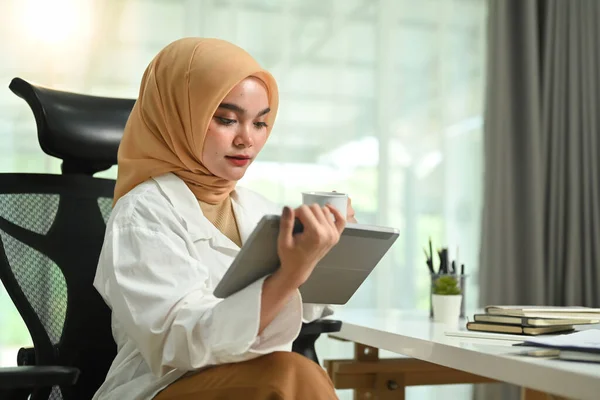 Porträtt Vacker Muslimsk Kvinna Företagsledare Kontrollera Hennes Arbetsplan Digital Surfplatta — Stockfoto