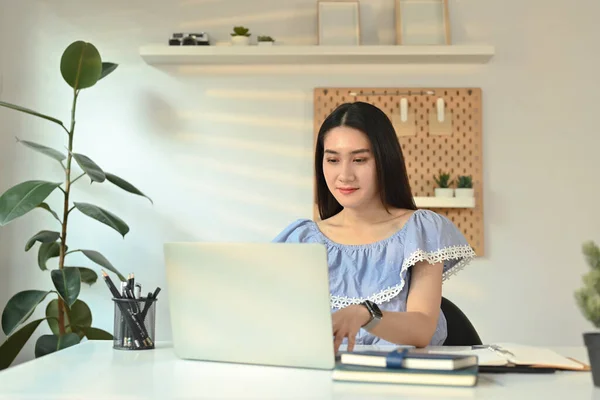 Piękna Azjatycka Kobieta Przedsiębiorca Czatuje Klientem Online Komunikując Się Internecie — Zdjęcie stockowe