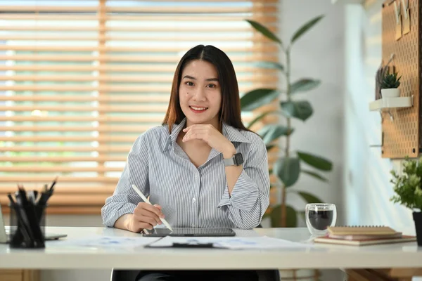 Tiro Sucesso Asiático Feminino Pequeno Empresário Sentado Mesa Escritório Usando — Fotografia de Stock