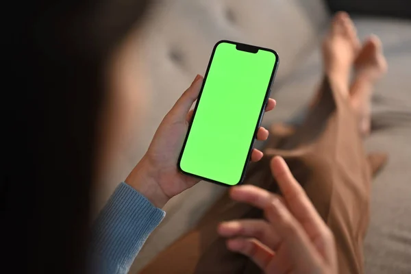 Kobieta Używająca Smartfona Siedząca Kanapie Domu Close View Zielony Ekran — Zdjęcie stockowe