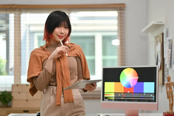 Asiático Designer Feminino Segurando Tablet Digital Frente Monitor Computador Com — Fotografia de Stock