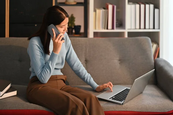 Tysiąclecia Kobieta Prowadzi Rozmowę Telefoniczną Sprawdza Codzienną Rutynę Laptopie Siedzi — Zdjęcie stockowe