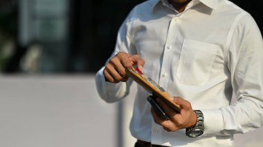 Adamın cüzdanından kredi kartı alması, iş finansmanının dijital teknolojisi ve nakitsiz işlem konsepti..