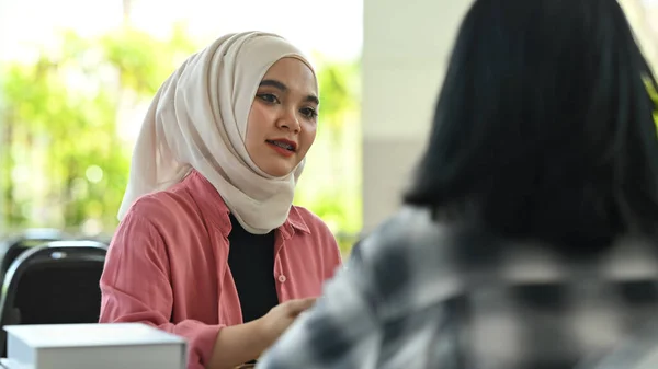 Studente Musulmana Asiatica Che Lavora Incarico Prepara Gli Esami Con — Foto Stock