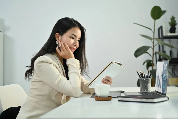 日記で勤務予定を確認するアジア系中小企業経営者の思慮深い女性 — ストック写真