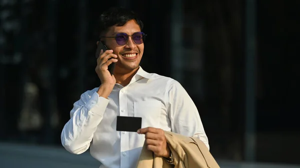 Modern Üzletasszony Kezében Fekete Hitelkártya Beszél Mobiltelefon Áll Városban Közel — Stock Fotó