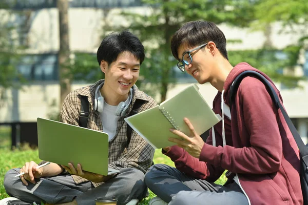 Dois Asiático Estudante Universitário Fazendo Pesquisa Trabalhando Projeto Grupo Laptop — Fotografia de Stock