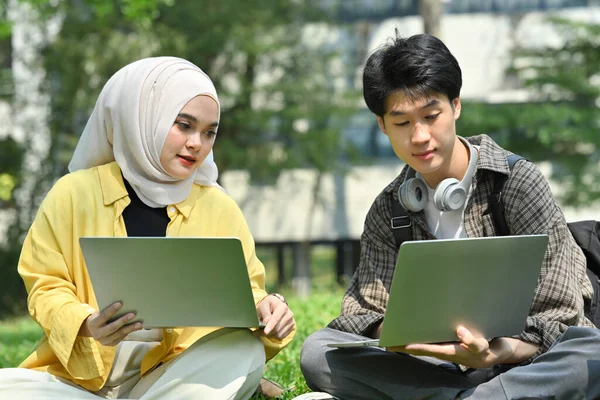 Estudante Universitária Muçulmana Colegas Classe Fazendo Pesquisa Trabalhando Projeto Grupo — Fotografia de Stock