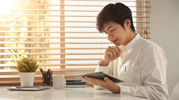 Akıllı Günlük Giyimde Tatmin Olmuş Asyalı Erkek Girişimci Dijital Tablet — Stok fotoğraf