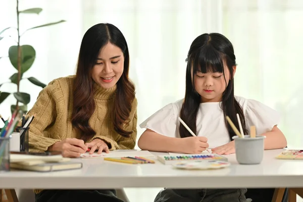 Mladá Dospělá Asijská Matka Malá Roztomilá Dcera Sedí Stolu Dělají — Stock fotografie