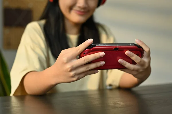 微笑的亚洲女孩在家里的便携式游戏机上玩电子游戏 娱乐和技术 — 图库照片
