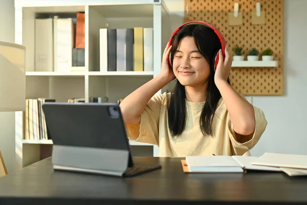 Despreocupado Adolescente Asiático Mujer Cerrar Los Ojos Escuchar Música Los —  Fotos de Stock