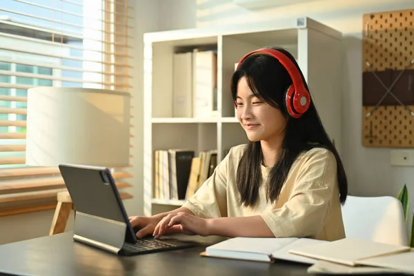 Uśmiechnięta Azjatycka Studentka Nosząca Słuchawki Oglądająca Samouczek Online Tablecie Cyfrowym — Zdjęcie stockowe