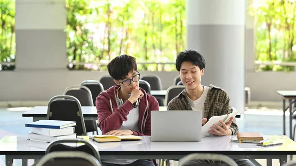 Aziatische Studenten Gebruiken Laptop Werken Samen Aan Academisch Project Concept — Stockfoto